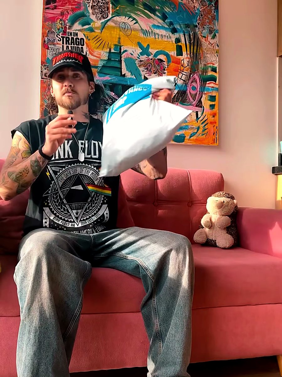 Creador sacando las bolsas del empaque