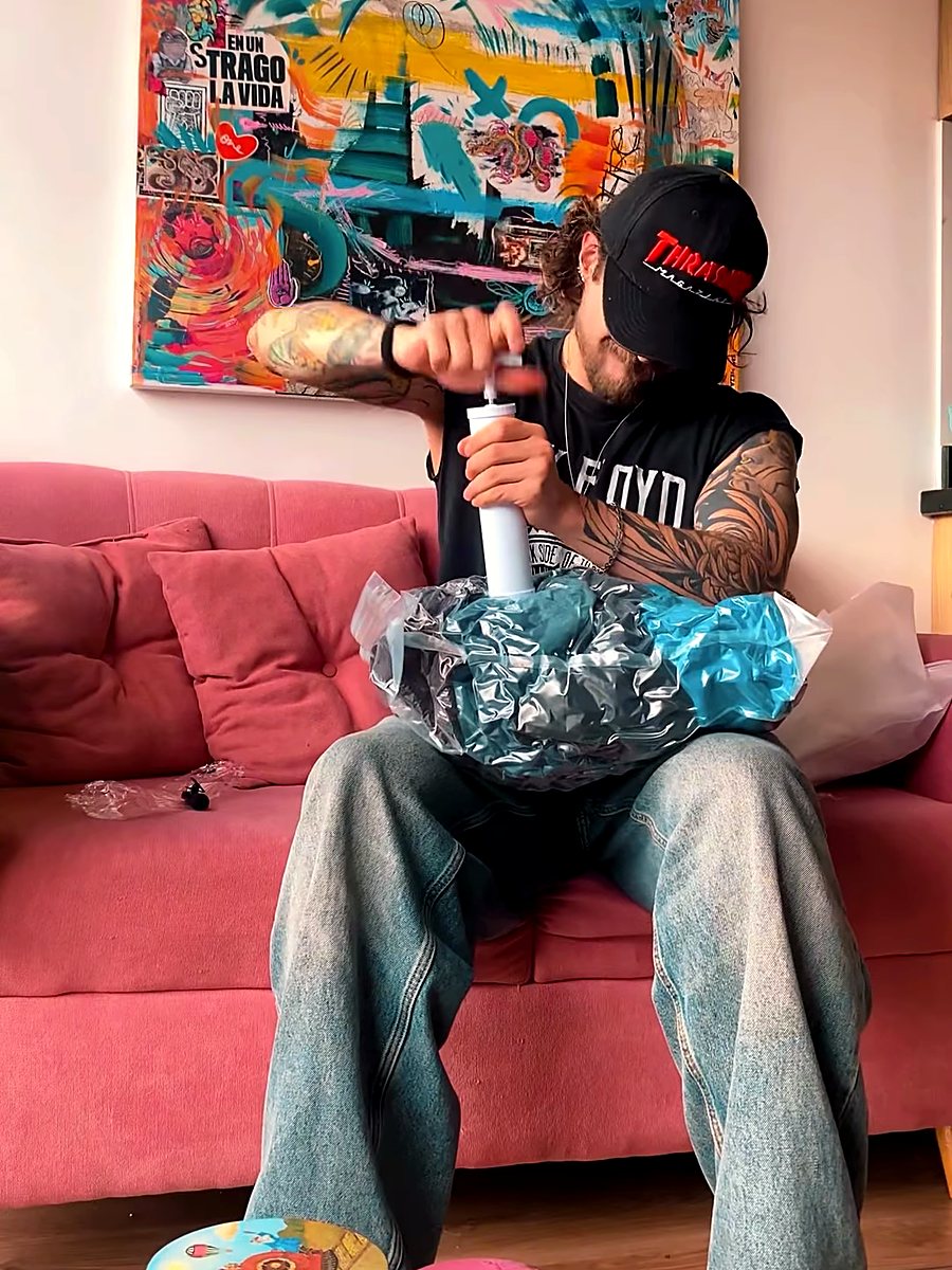 Creador sacando el aire con la bomba manual